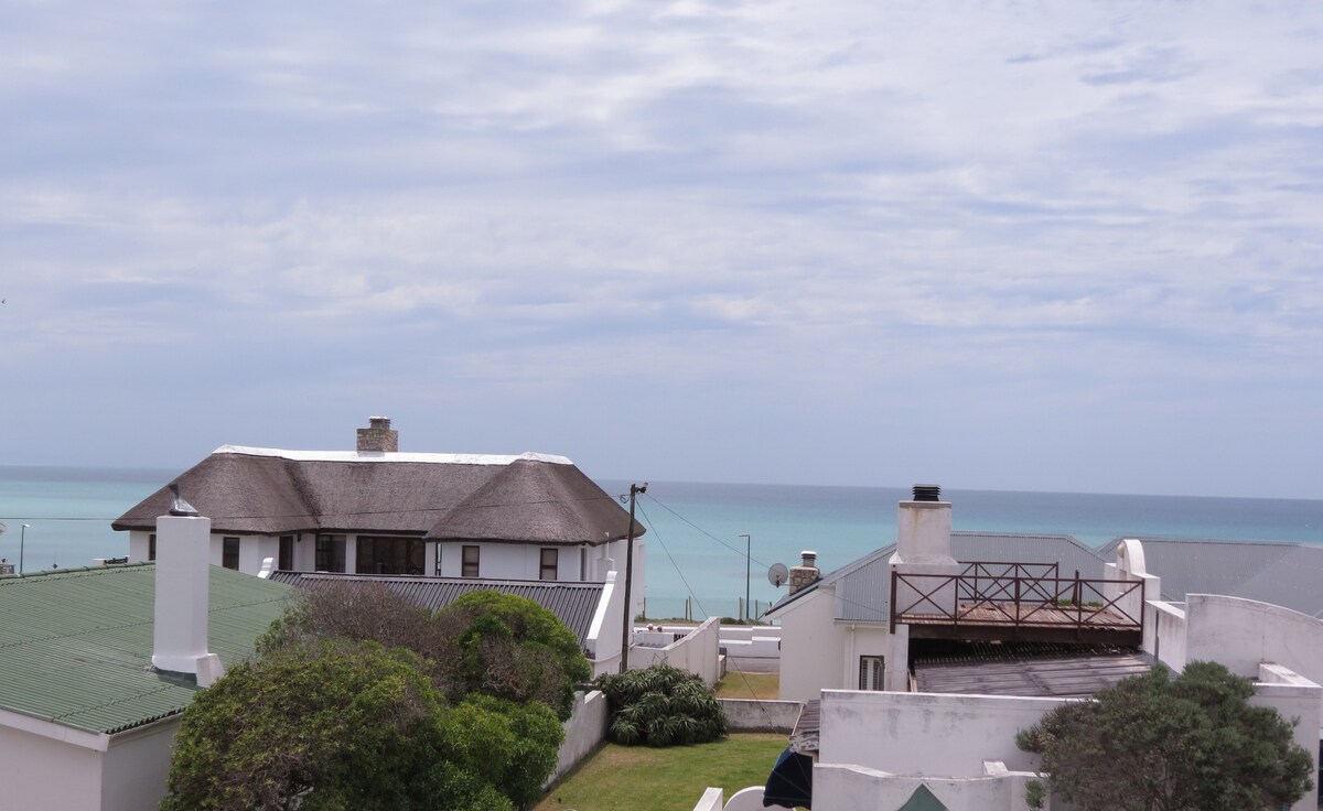 Sea Cottage, 6-bedroom family home in Arniston