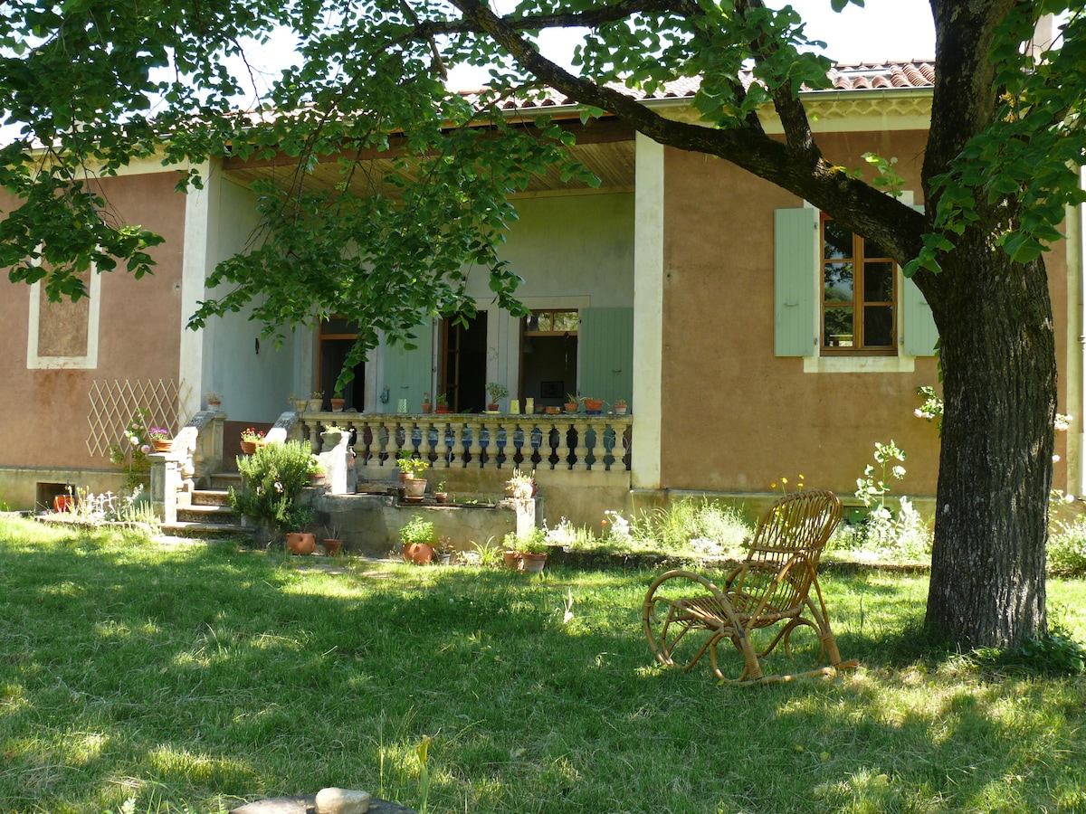 Belle maison ancienne ombragée et fraîche en été