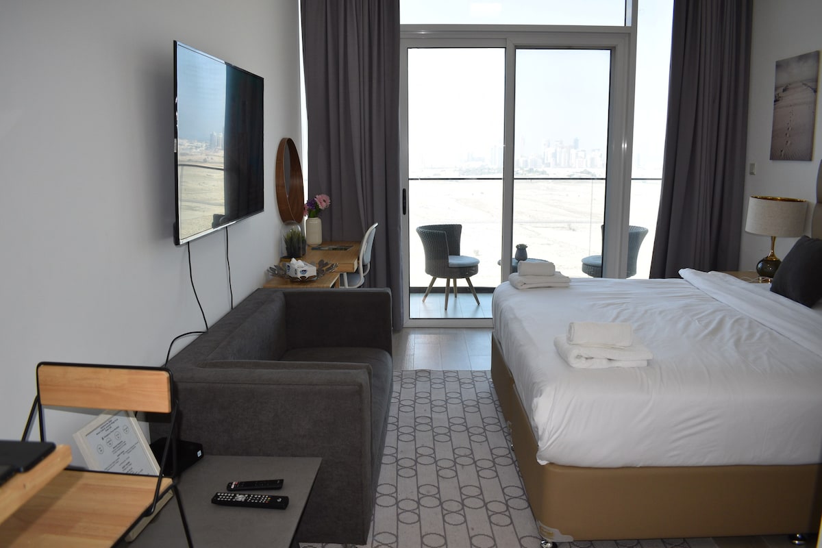 温馨舒适的单间公寓，带泳池，位于Bloom Towers JVC Dubai