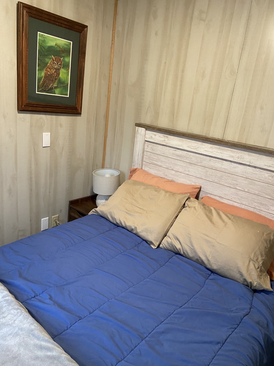 舒适的2卧室河畔小屋，带私人码头