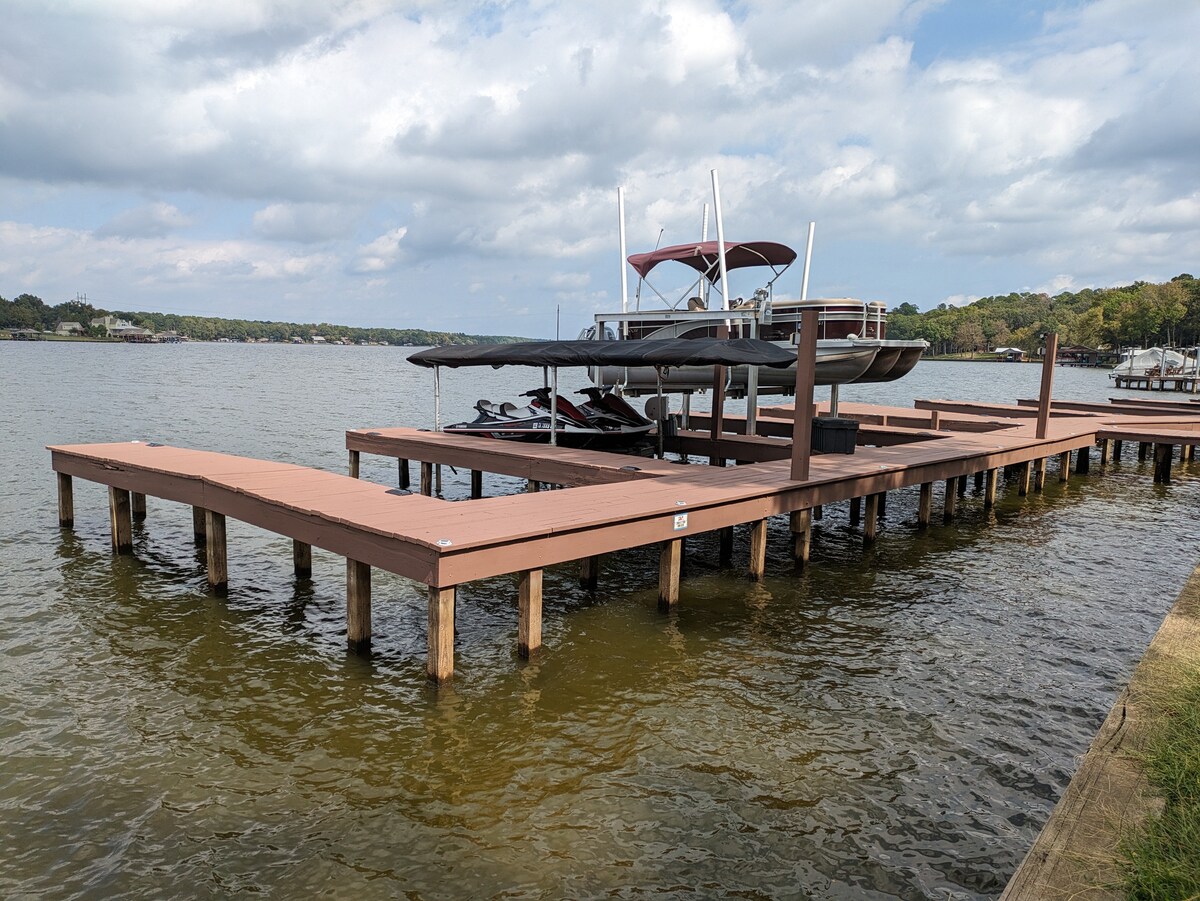 Clancy's Chalet: Lakefront Bliss, Boat Slip, Deck
