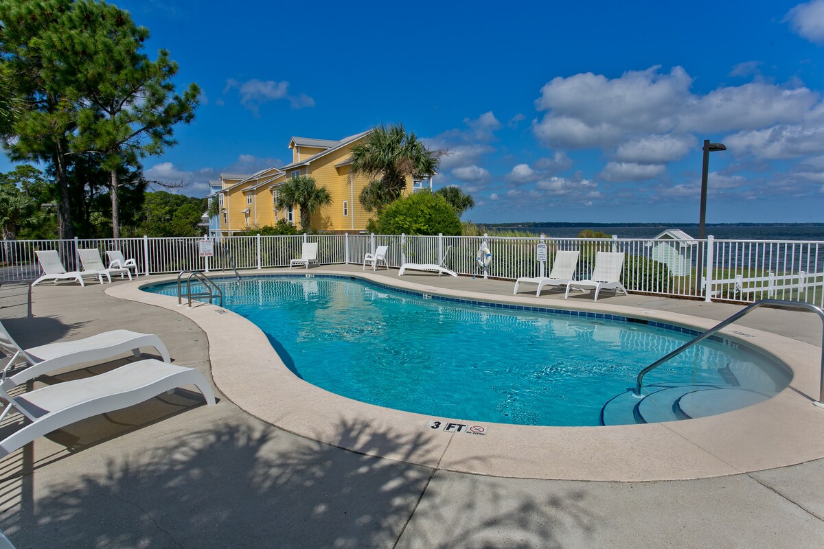 Seaclusion: Calming Waterfront Unit with 2 Kayaks!