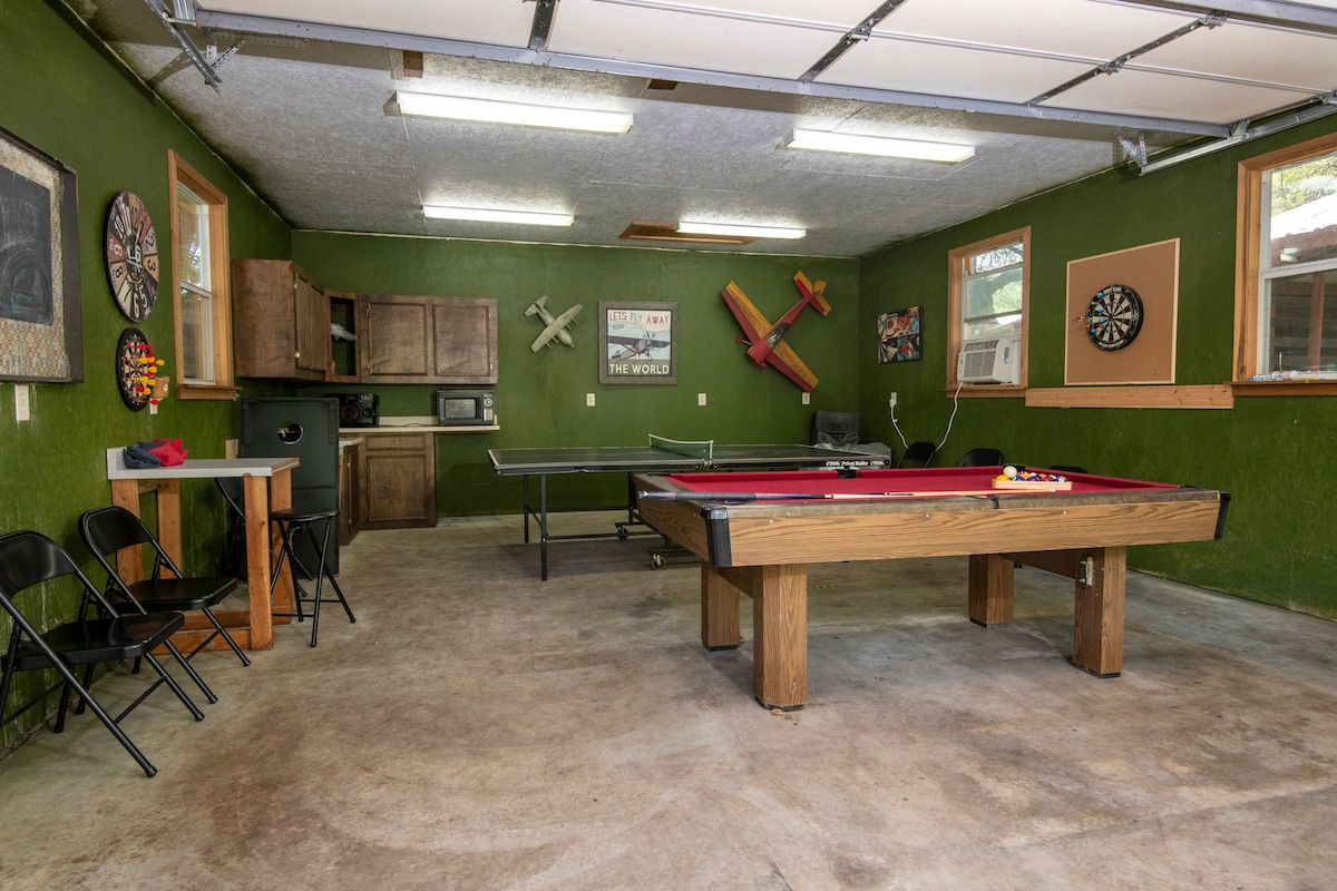 Sleeps 16! Game room; large yard; fire pit; grill