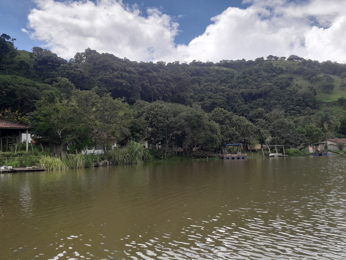 Casa na montanha a beira do lago de furnas