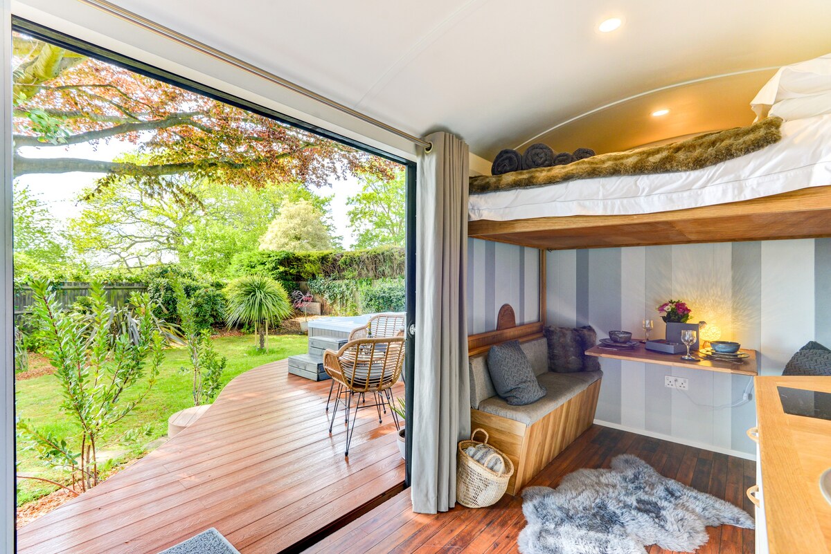 Custom made Shepherds hut for two with hot tub