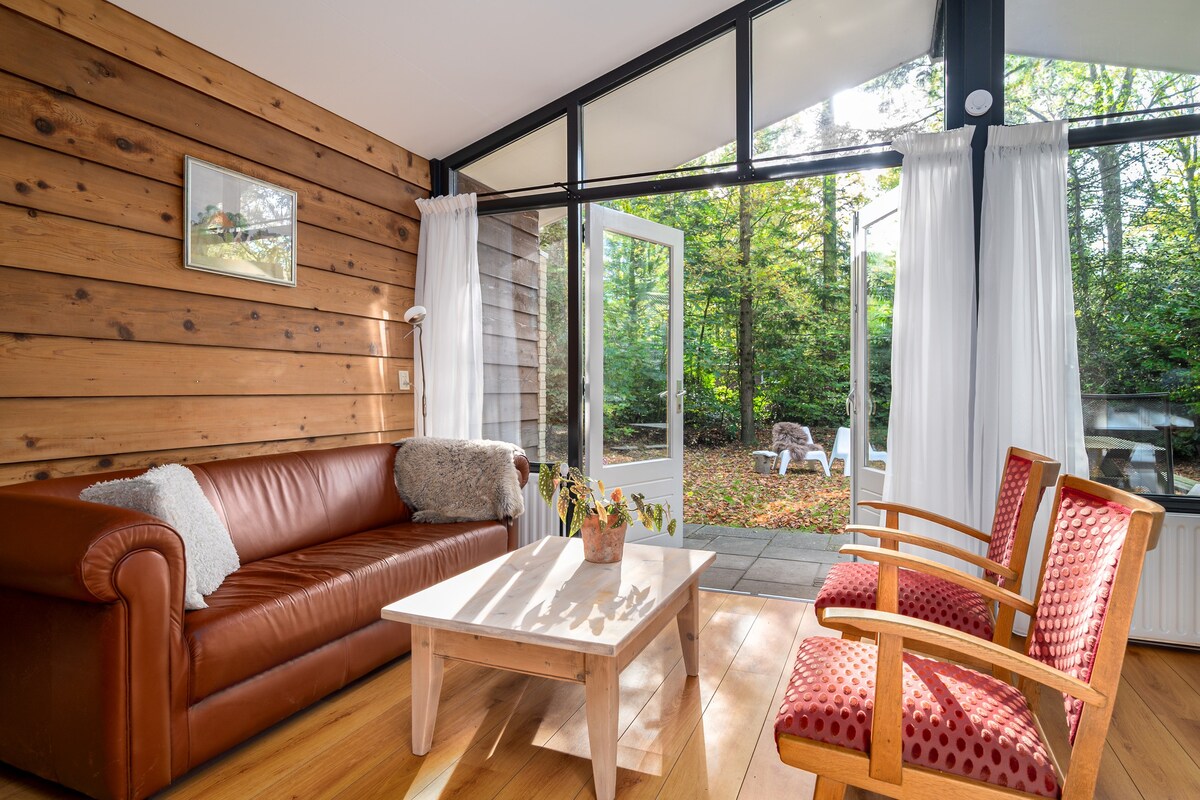 Natuurhuisje verscholen in het bos van Oudemirdum