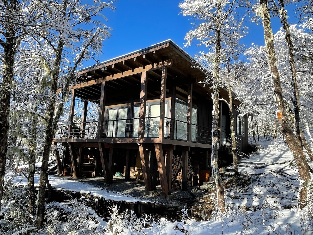 配备热水浴缸的舒适豪华山间小木屋