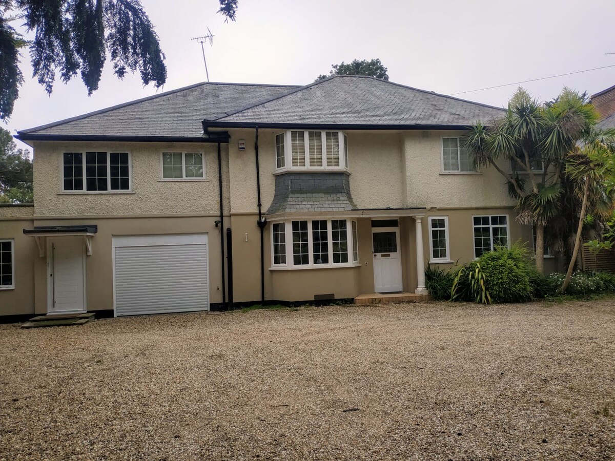 Lovely 5-bed house near beaches with games room