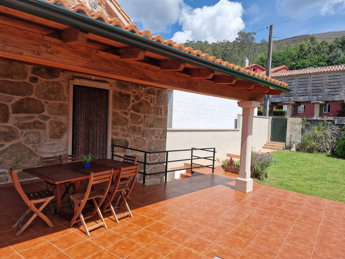 Casa de piedra con encanto, porche y jardín.