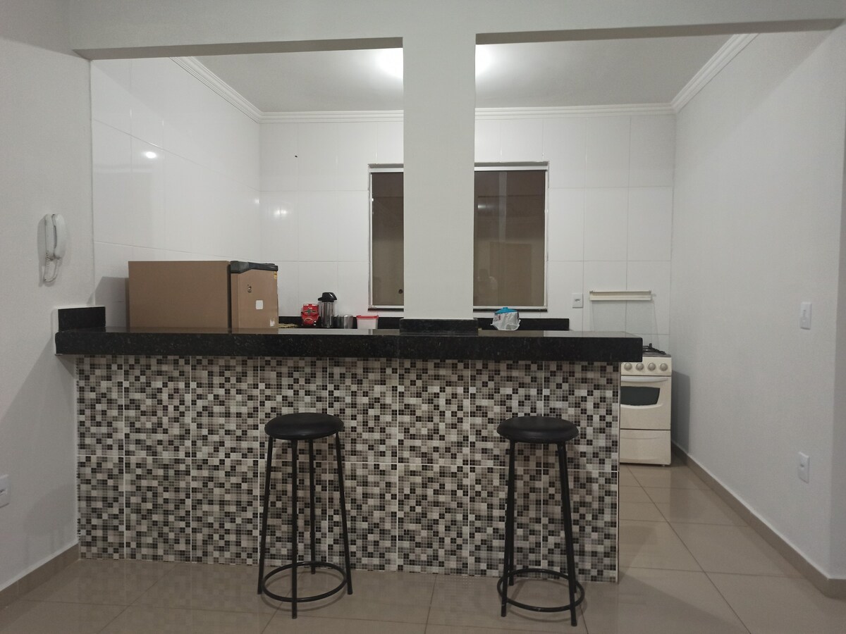 Apartamento inteiro (2 quartos, cozinha, terraço)