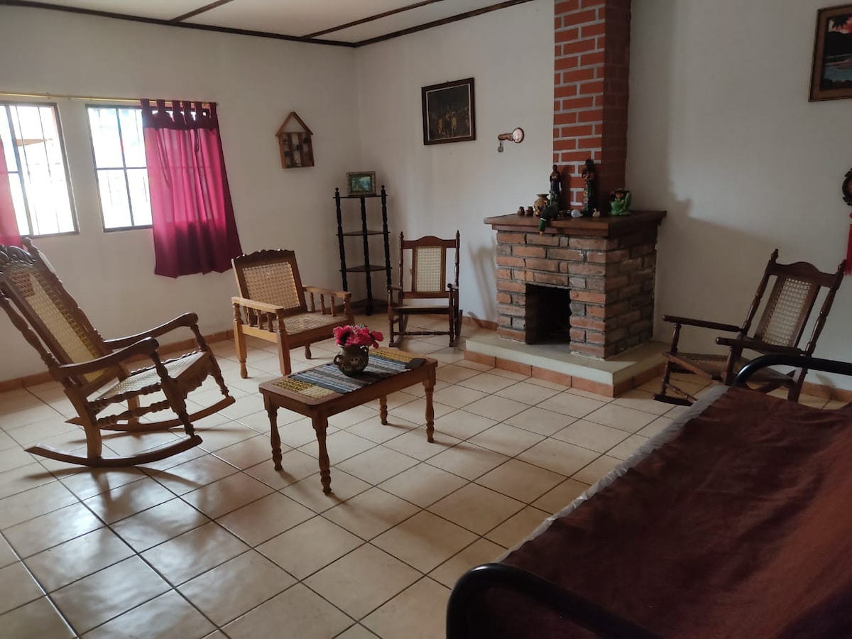 位于阿塔科（ Ataco ）的舒适房源， Ahuachapán花路线