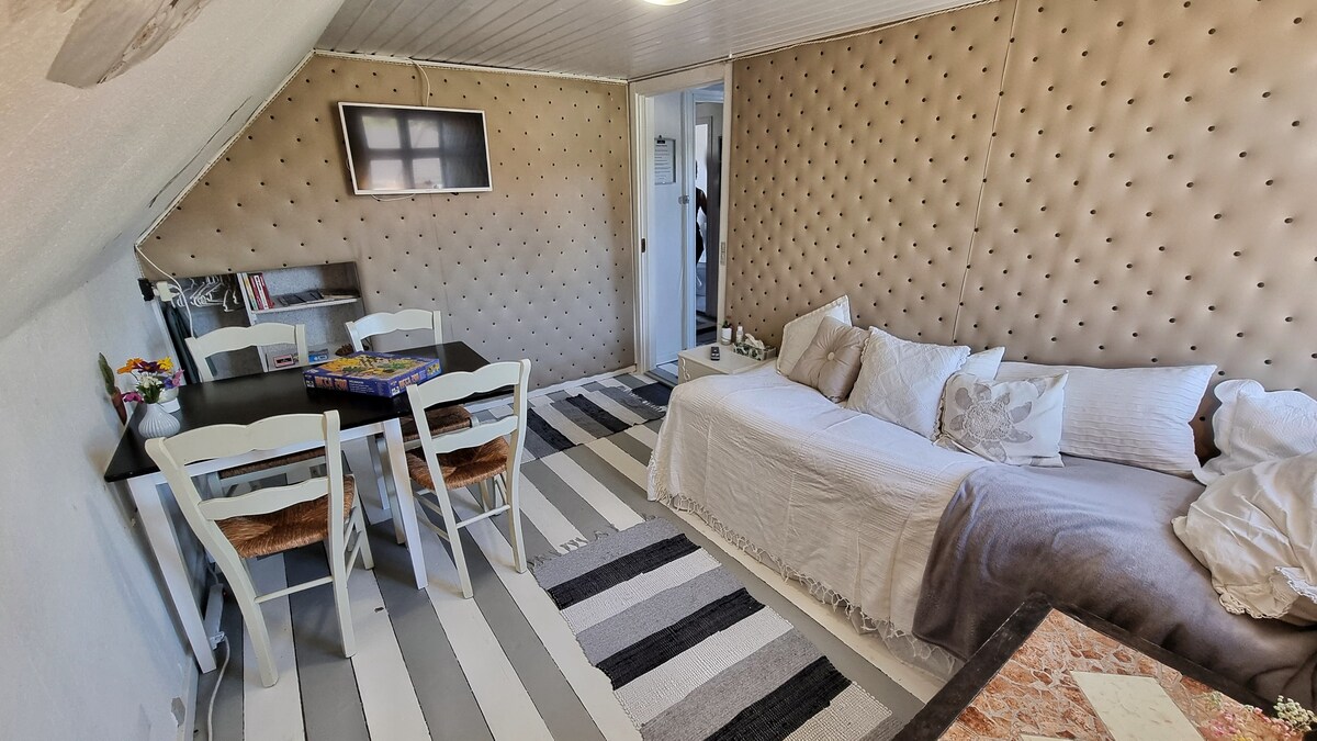 Lille værelse med 3/4 seng midt i Ørsted