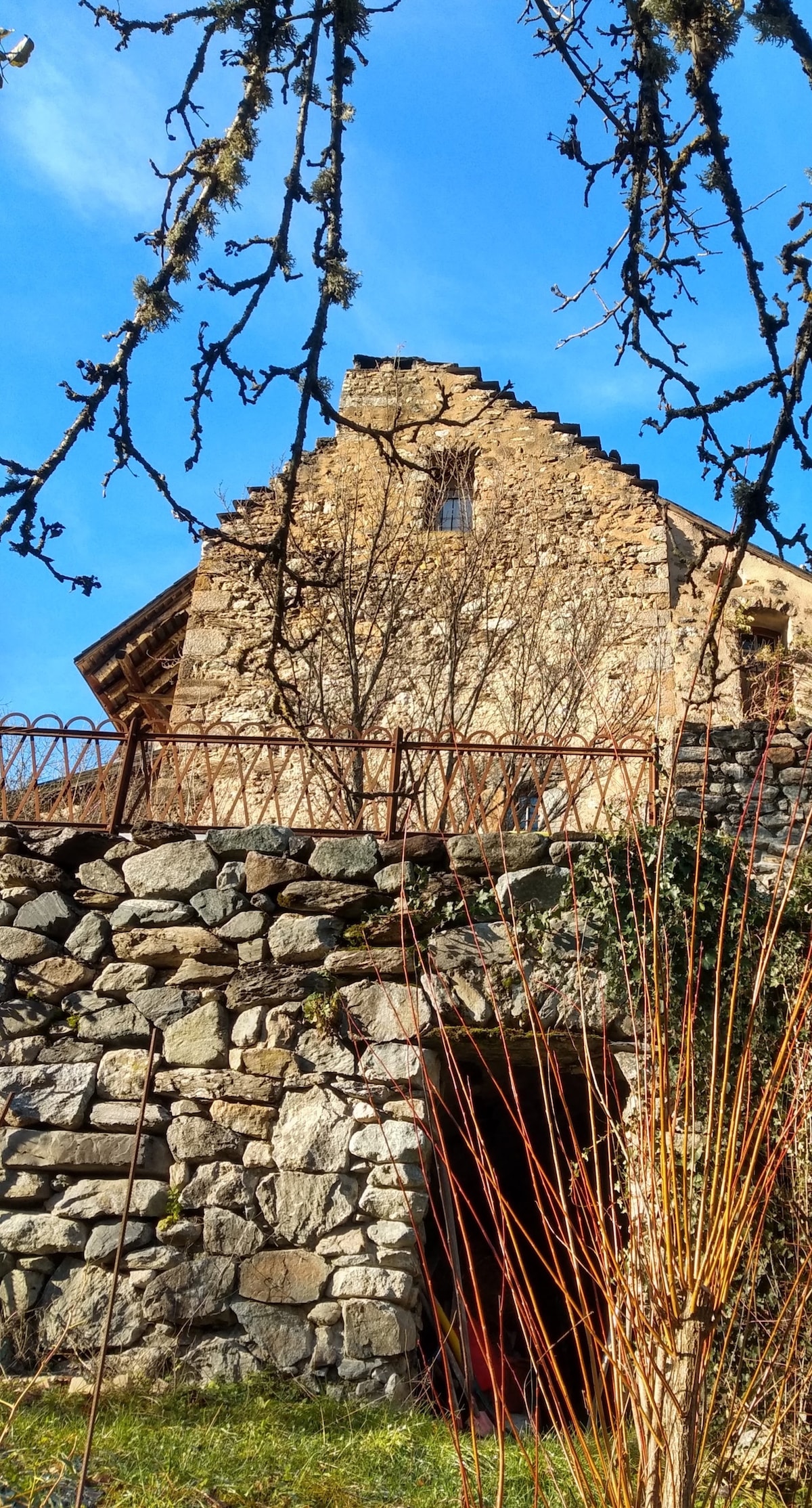 Beau Gite avec terrasse dans maison de montagne