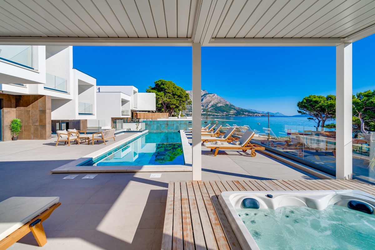 Villa Largo with heated pool, Jacuzzi, 10m beach