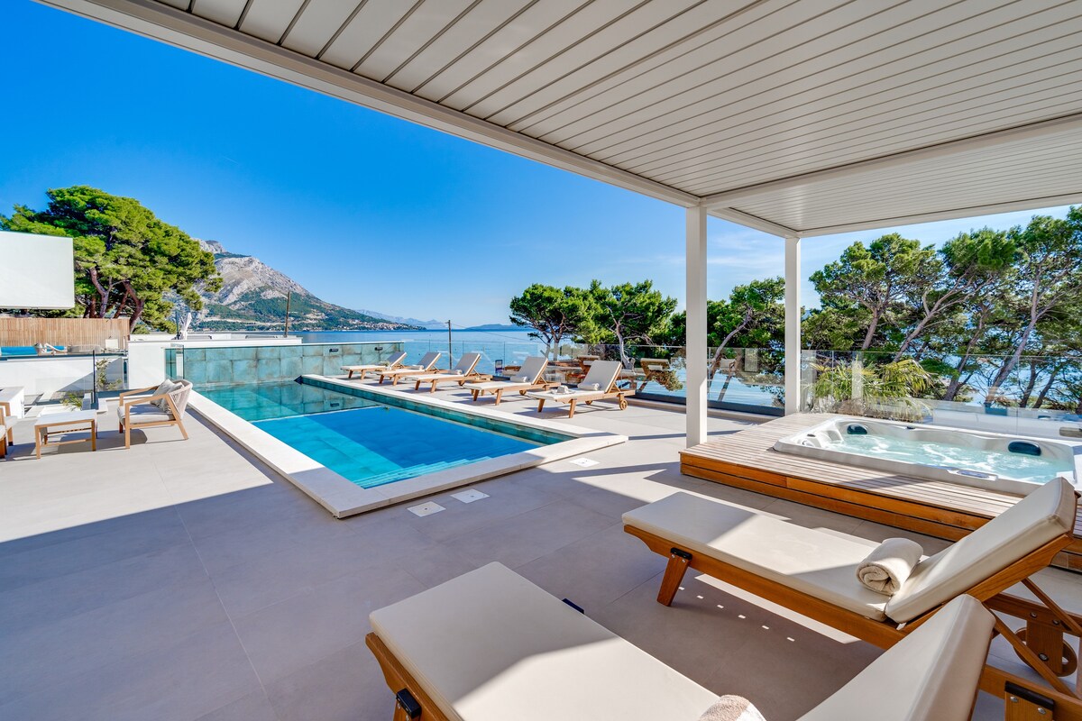 Villa Largo with heated pool, Jacuzzi, 10m beach
