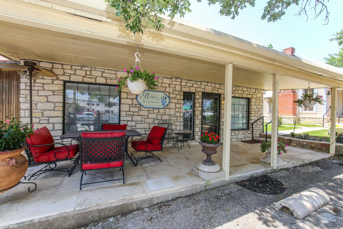 Historic Main St Marble Falls Cottage