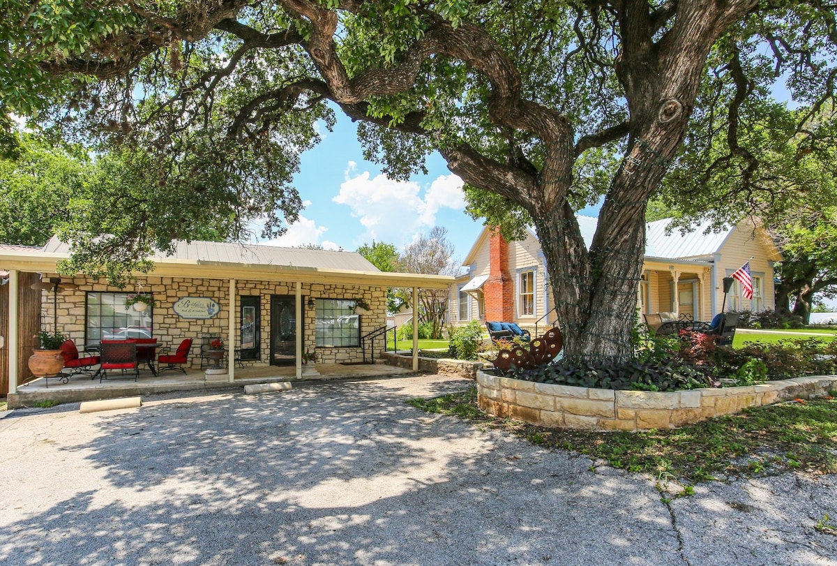 Historic Main St Marble Falls Cottage