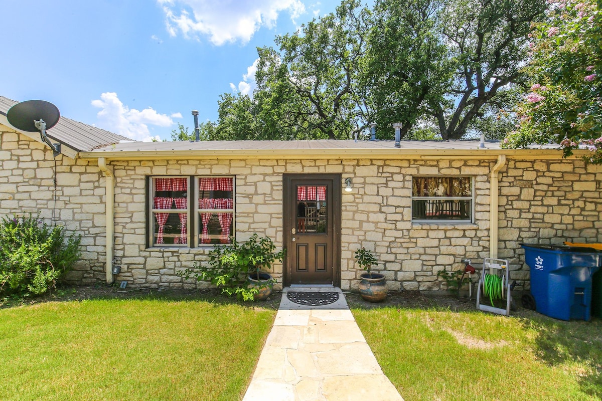 Historic Main St Marble Falls Cottage