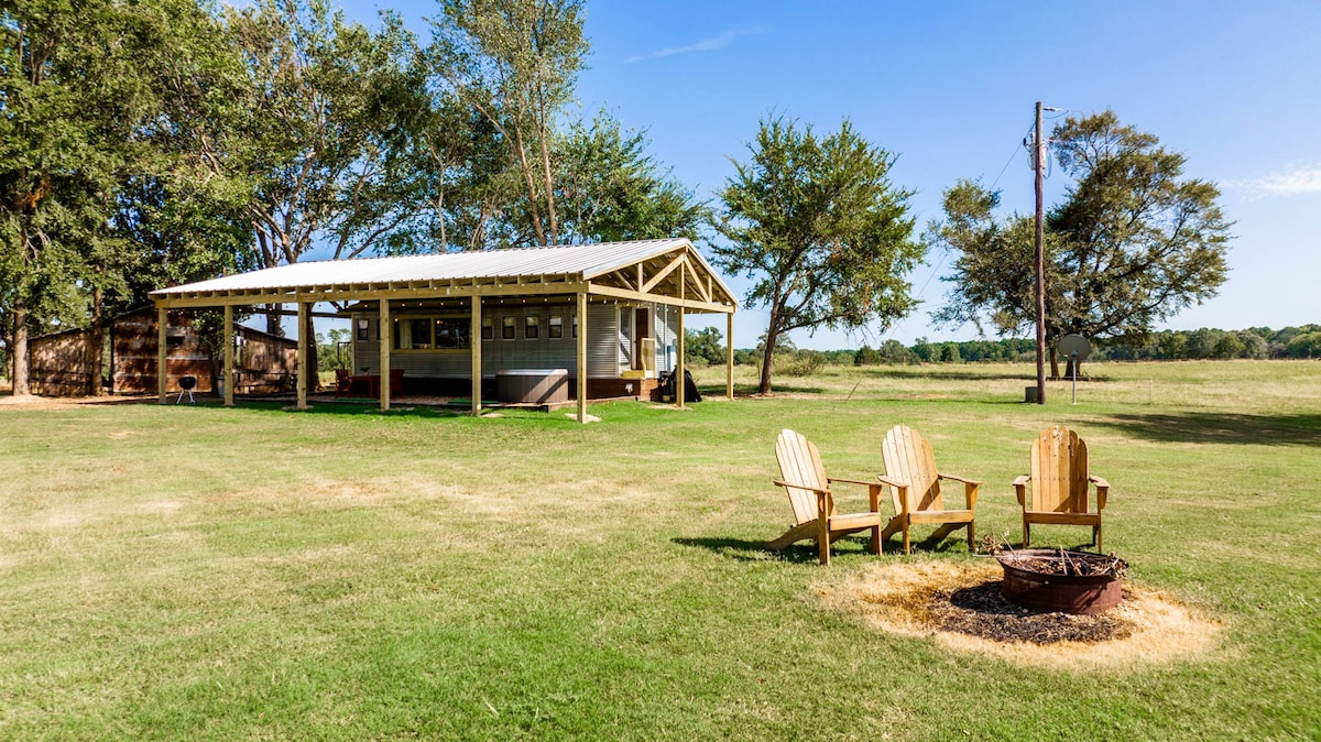 Cherokee Trace Train Car Glamping *配备热水浴*