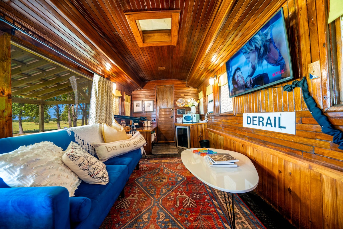 Cherokee Trace Train Car Glamping *配备热水浴*