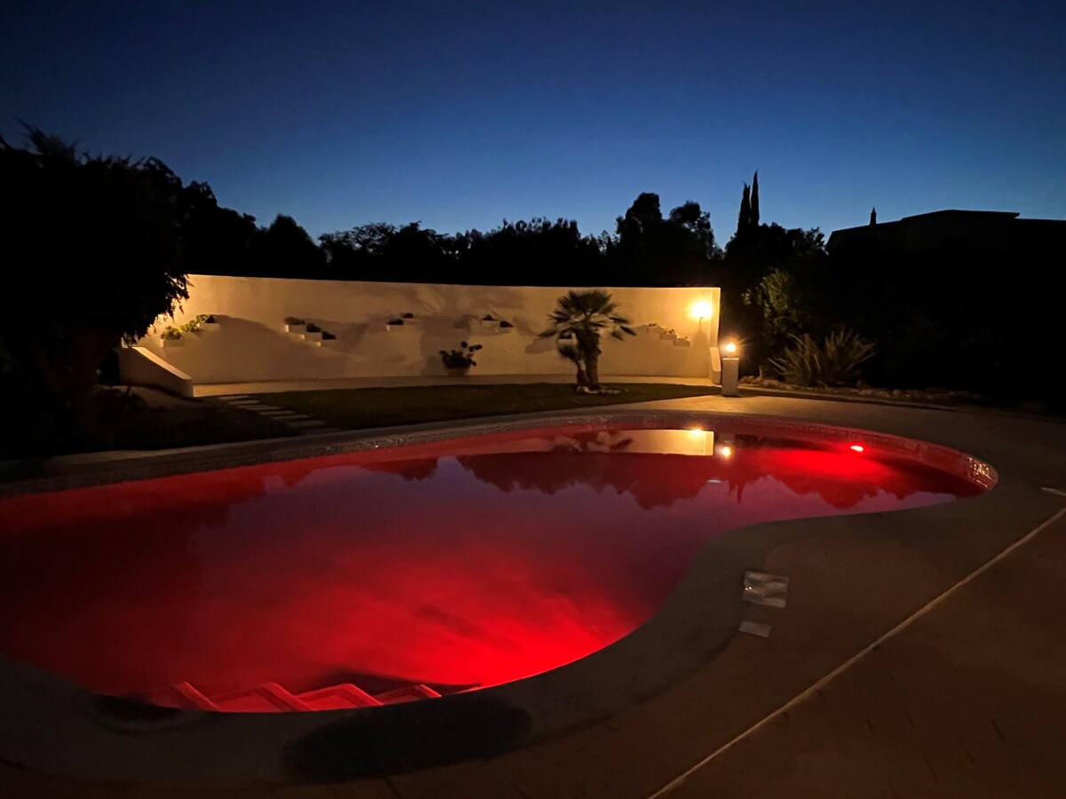 别墅豪华别墅，设有私人游泳池，位于Penina度假村
