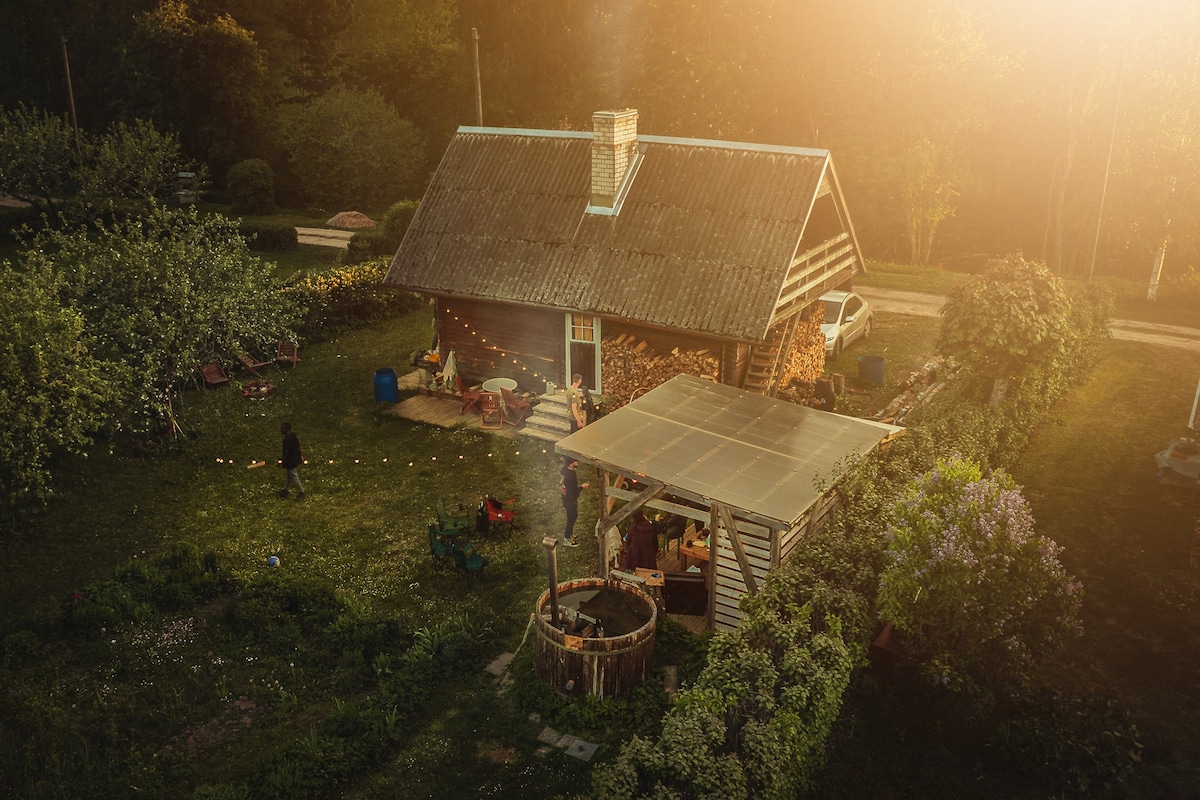 Cottage near a lake with hottub and sauna