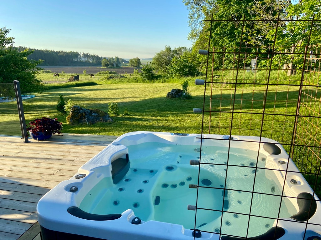 Trevlig villa på landet med bubbelpool och veranda