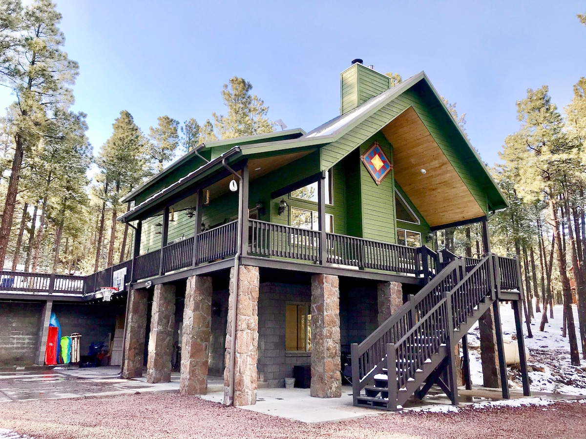 Gorgeous 3-bedroom w/ loft, hot tub and pool table