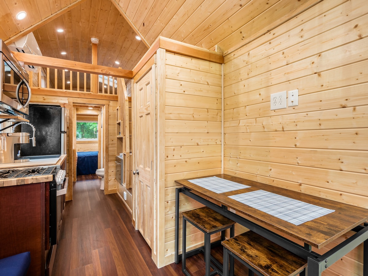 Wolf Cabin a Tiny Home at Thompson Ridge