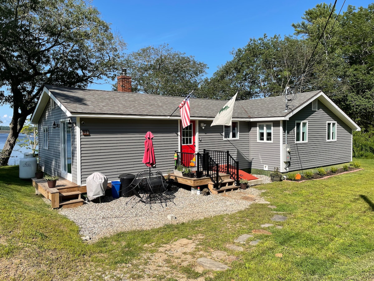 Edgecomb Cottage: Waterfront Getway