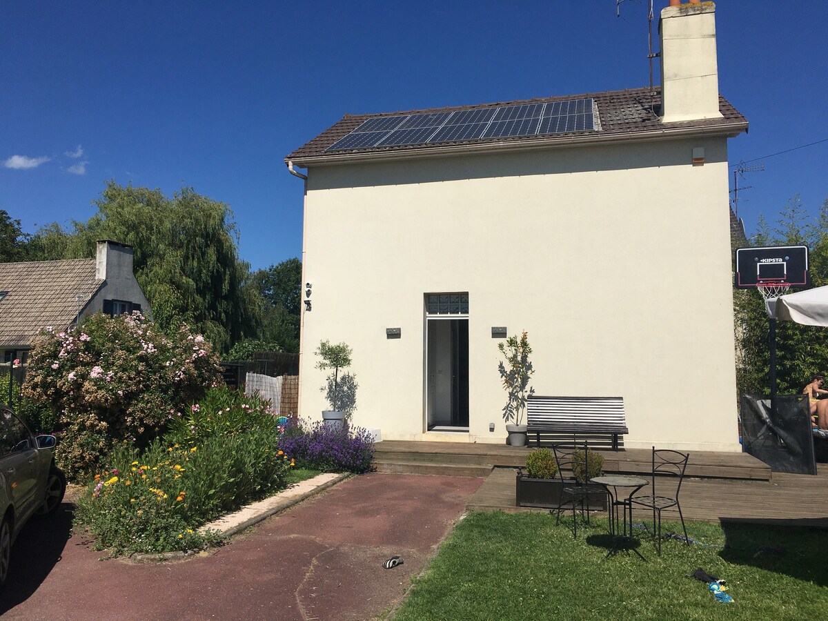 Maison agréable avec piscine et jardin