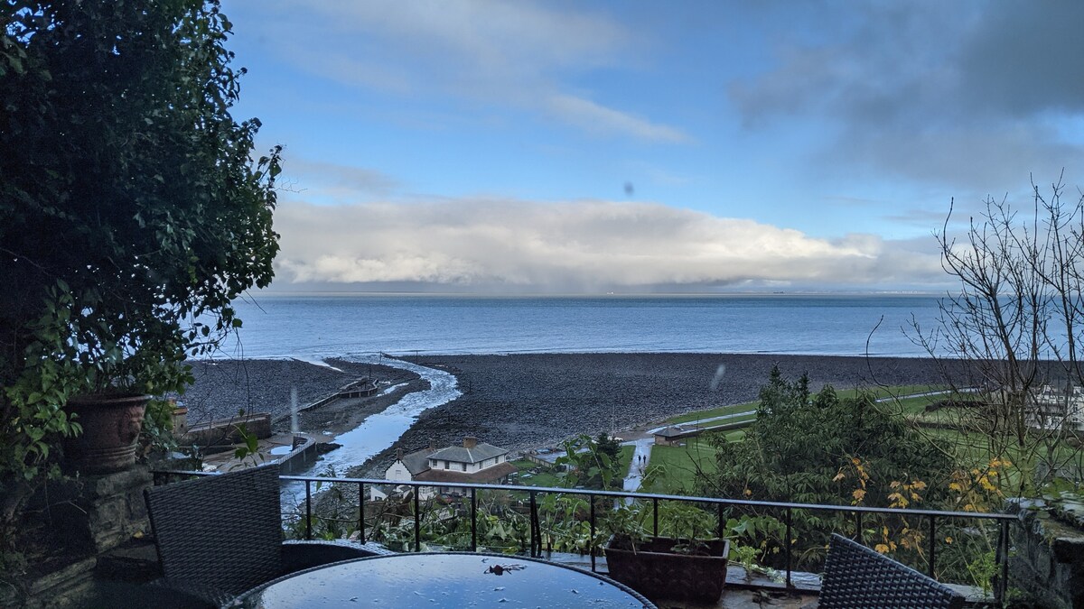 西南海岸小径上的房子，壮丽的海景