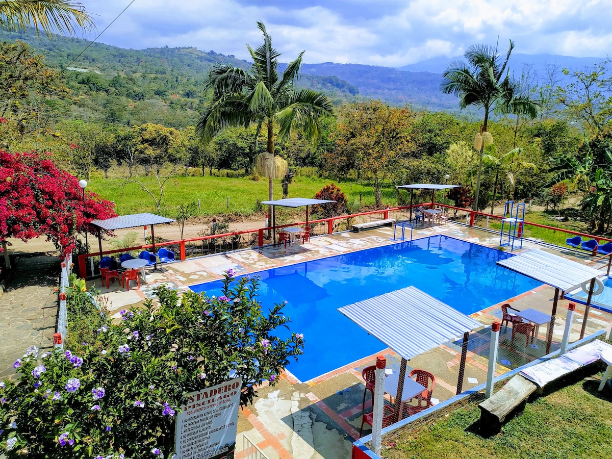 Agradable casa de campo con piscina, campo de tejo