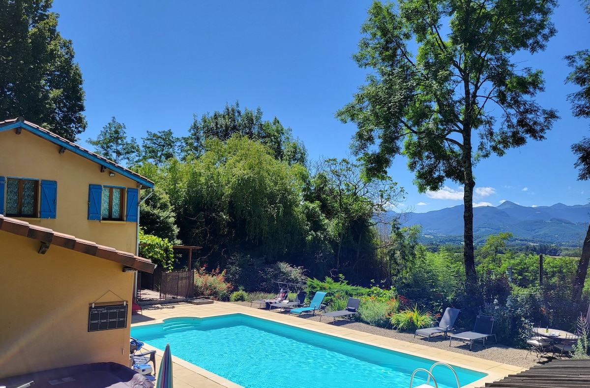 Gite dans les bois avec belle vue sur les Pyrénées