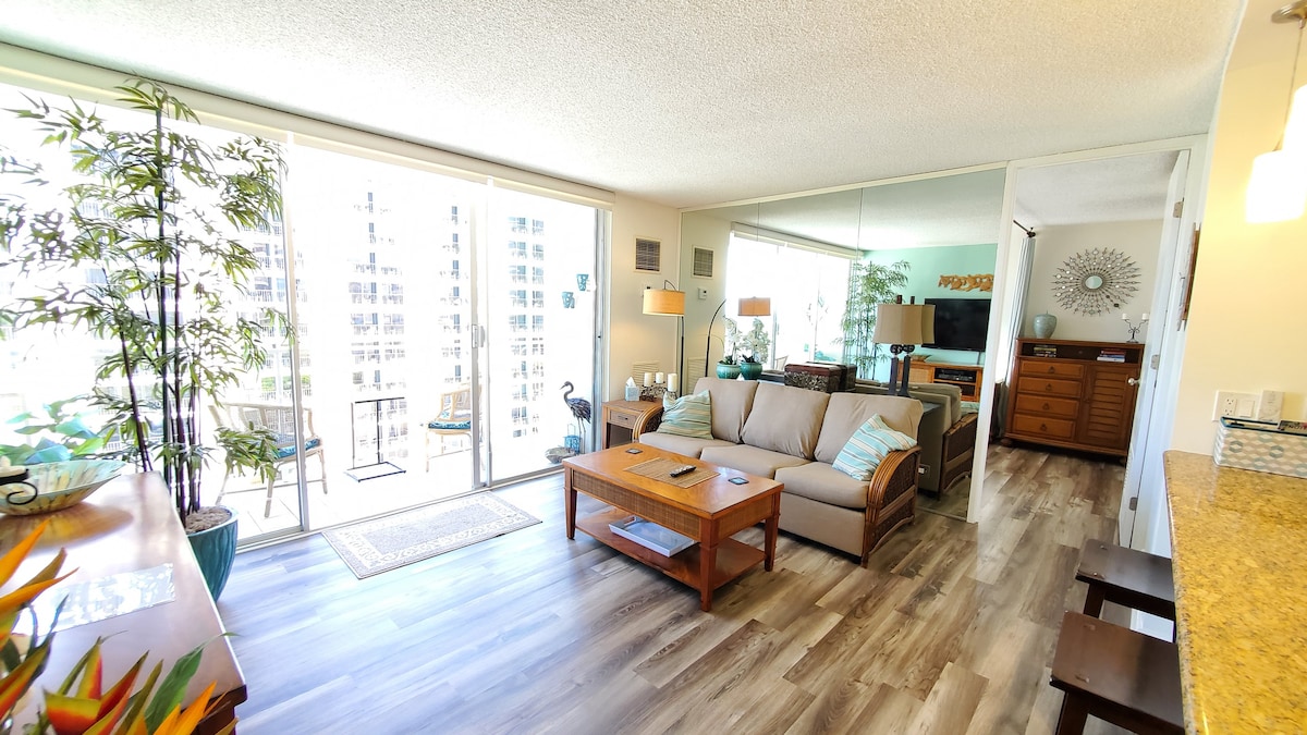 Waikiki Ocean View One Bdrm Condo - Close to Beach