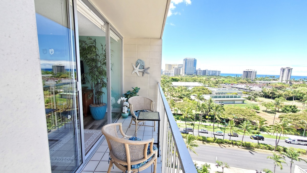 Waikiki Ocean View One Bdrm Condo - Close to Beach