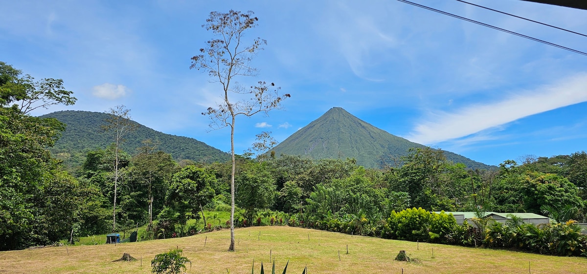 黑色村庄。阿雷纳尔火山的美景。空调