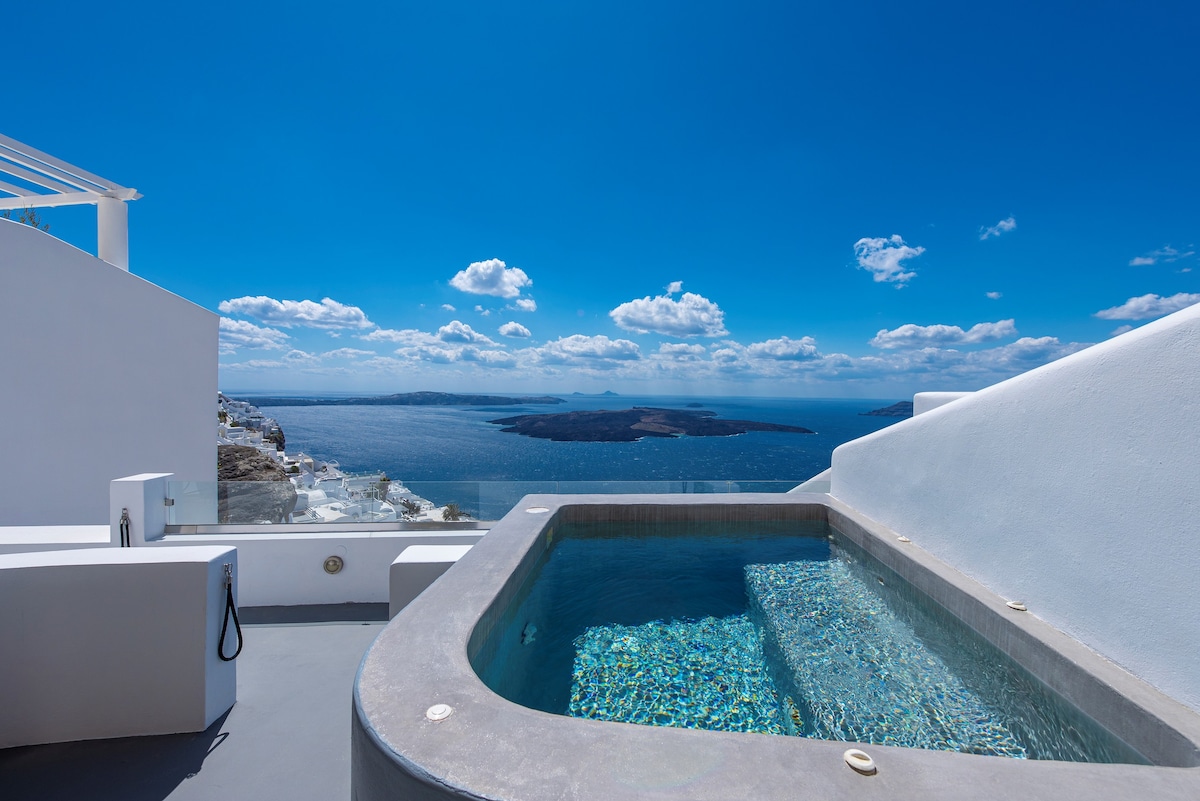 带户外热水浴缸的高级套房，可欣赏火山口景观