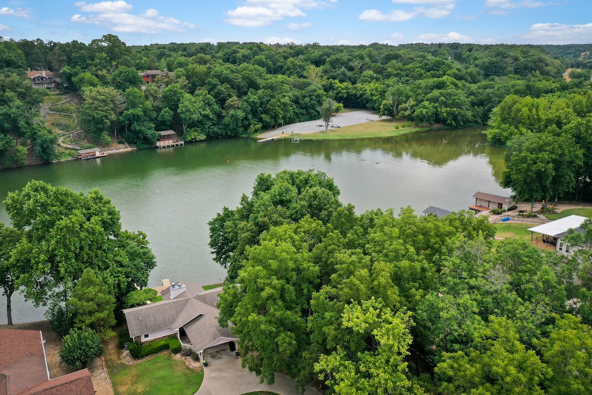 Ozark Oasis Lakehouse, Only 30 steps to the Lake