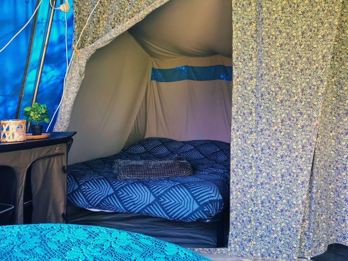 伊彭霍夫露营地家具齐全的平房帐篷