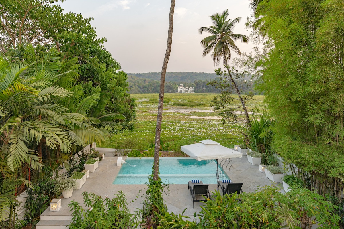 Loto Bianco by Hireavilla -4BR w Pvt pool, Siolim