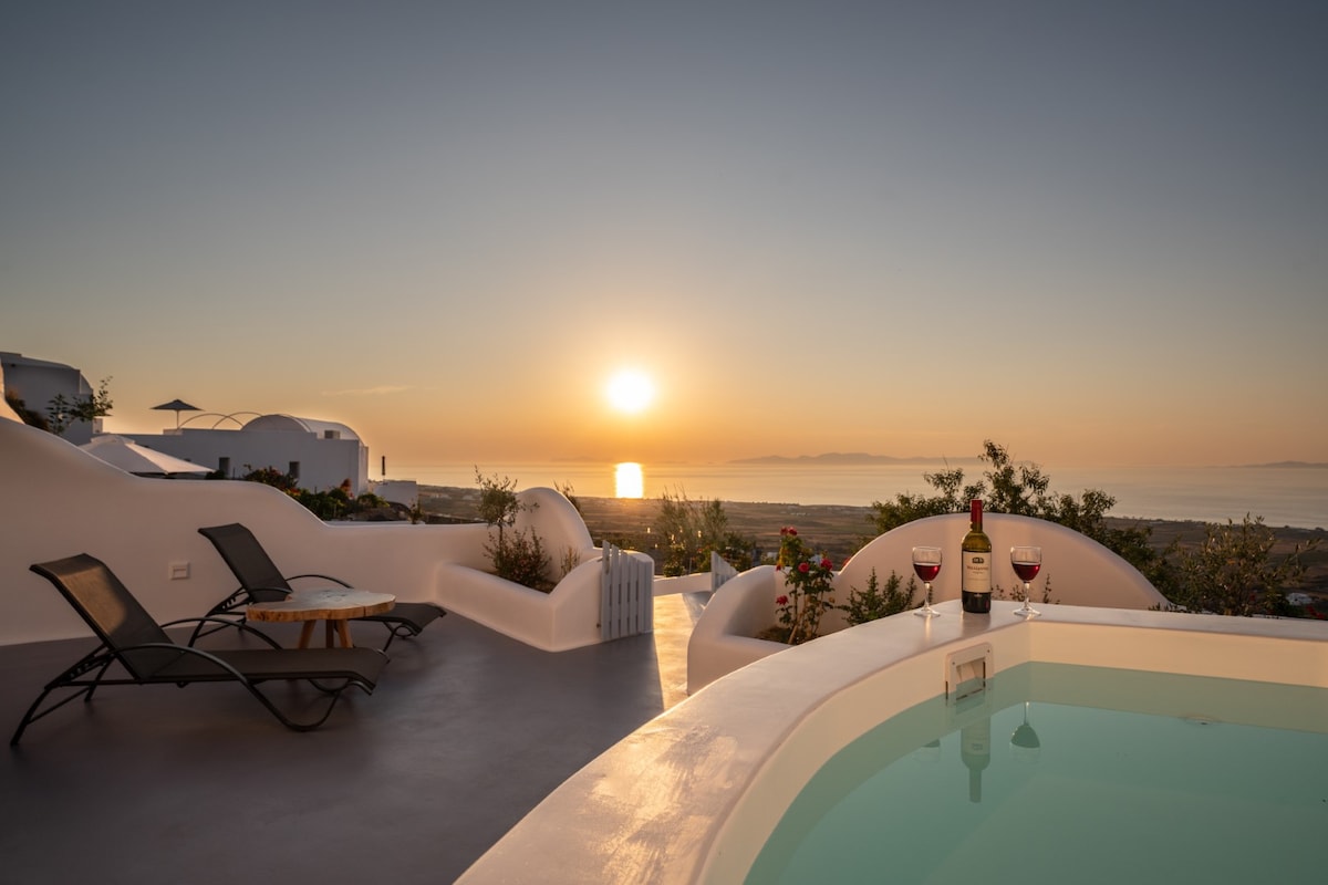 Deluxe Cave Suite | Jetted Tub | Sea & Sunset View