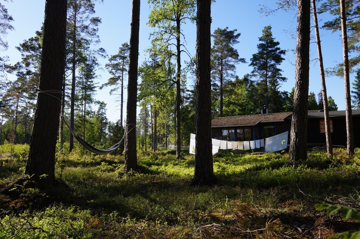 Mysig stuga i fin natur nära sjön Vänern. Hammarö