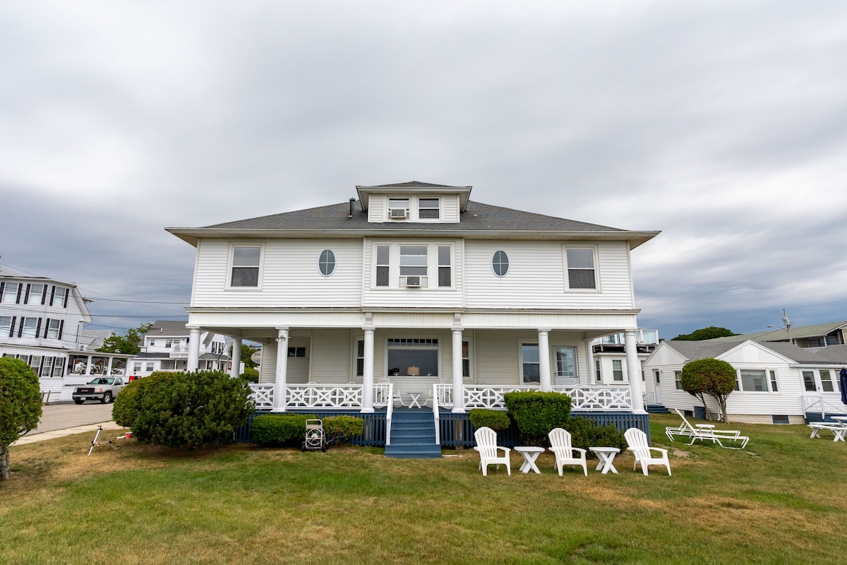 Quaint Inn Located Directly on Old Orchard Beach