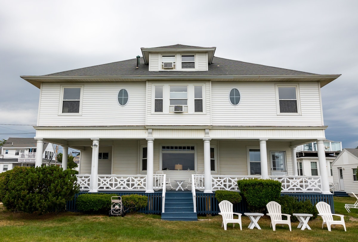 Quaint Inn Located Directly on Old Orchard Beach