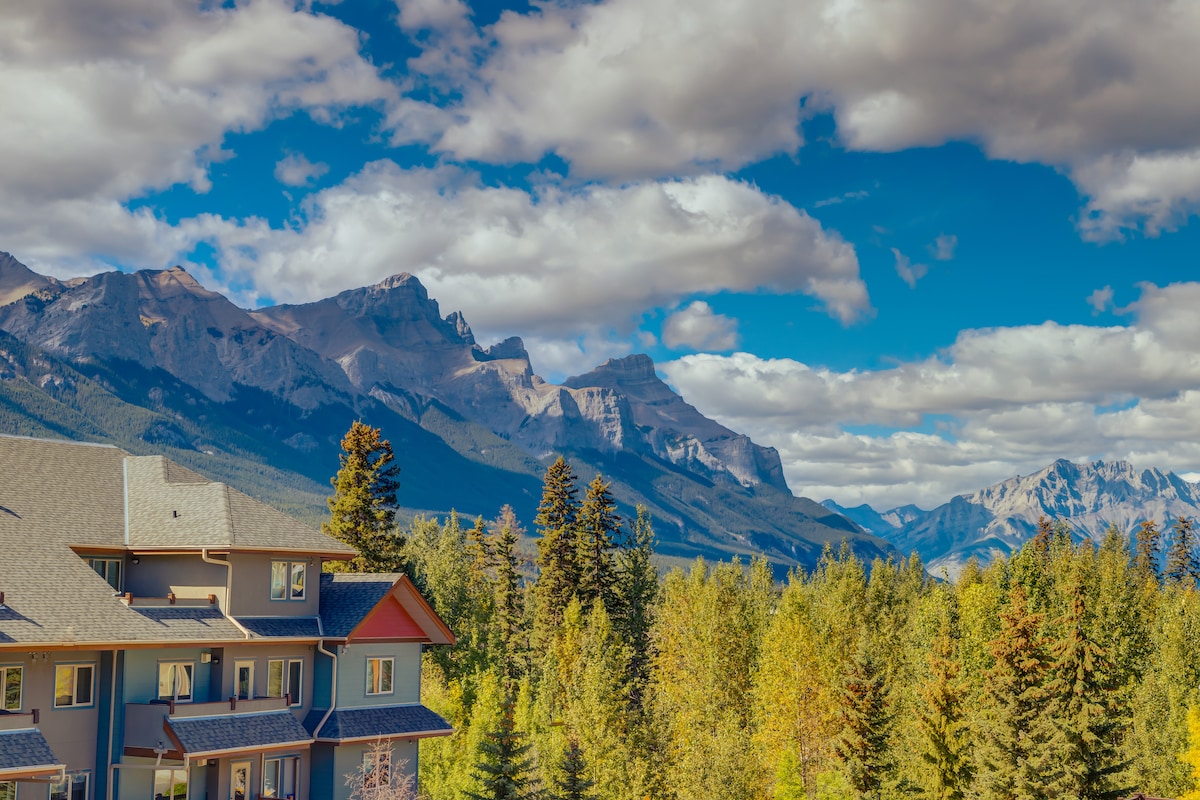 Cozy Haven w/ Stunning Mountain View in Canmore!