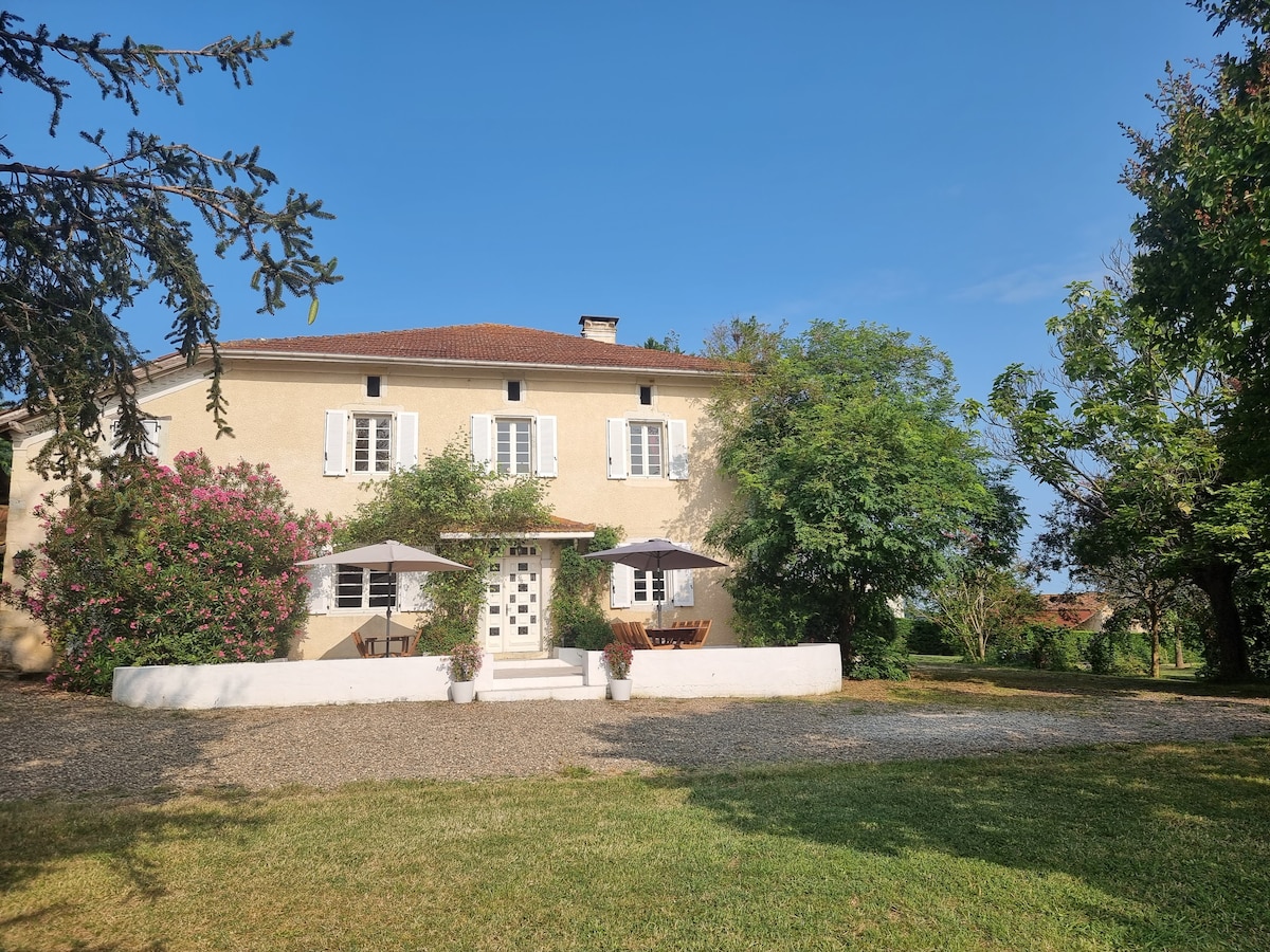 Large country house, private pool & large garden