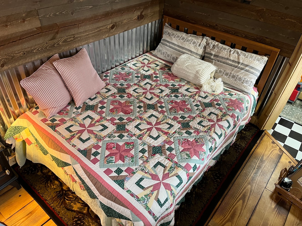 Romantic Mountain Studio for Any Budget - Sleeps 2