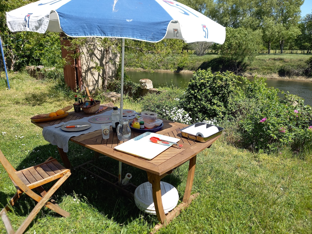 Ecrin de verdure en bord de rivière, jacuzzi.