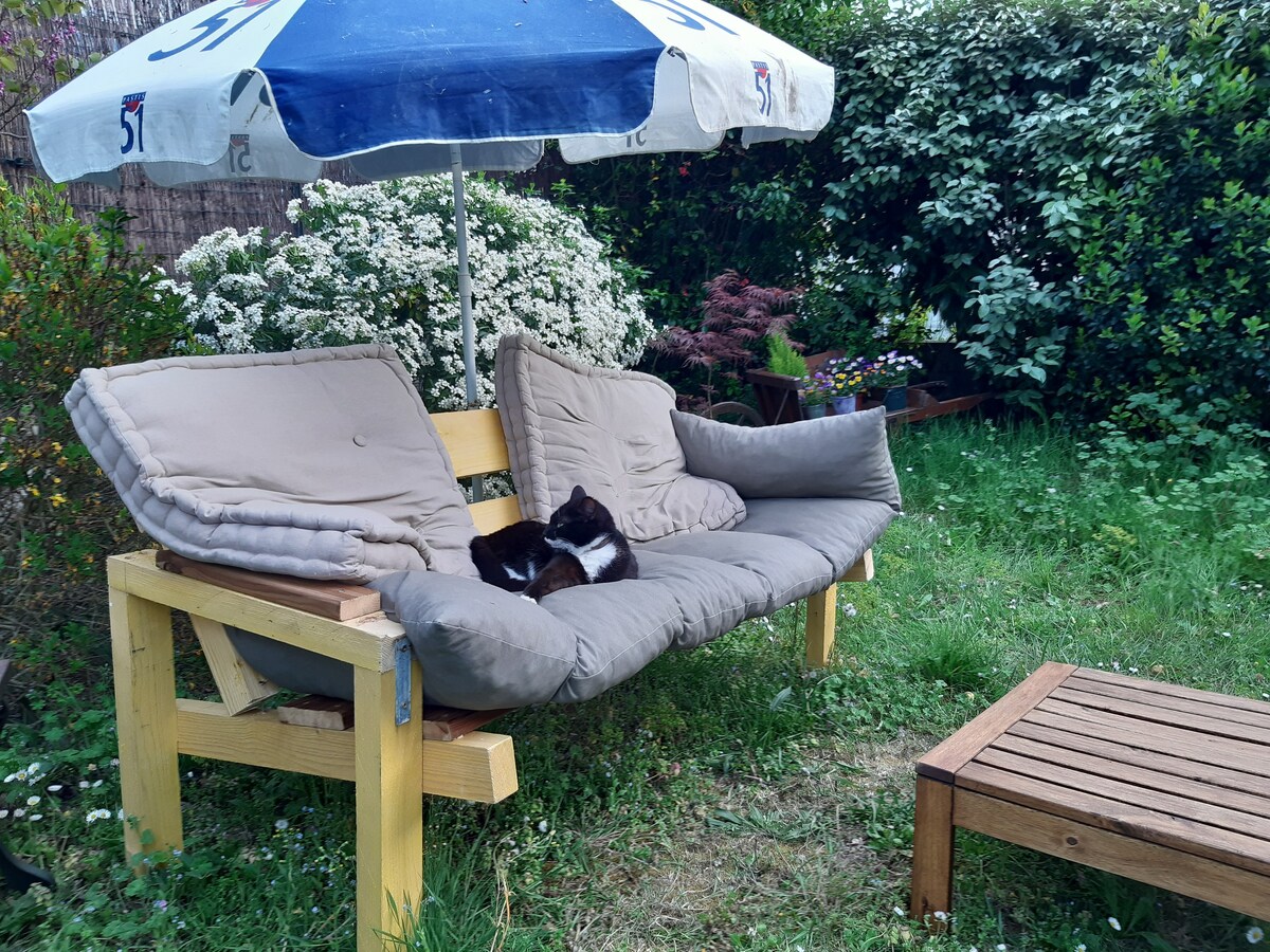 Ecrin de verdure en bord de rivière, jacuzzi.